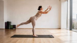 Pilates im Stehen: Diese 3 Übungen sorgen für einen straffen Body